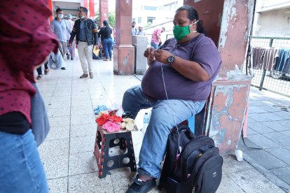 Unos 25 minutos le toma tejer unos escarpines; de 4 a 5 horas el calzado de un adulto.