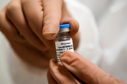 No hay que beber alcohol durante 42 días para poder vacunarse.