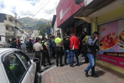 Un grupo de policias revisó las posibles rutas de escape de los ladrones de la casa de cambios.