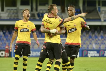 La celebración amarilla en el Capwell, el empate 1-1 en el Clásico del Astillero.