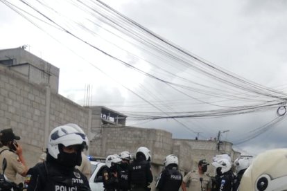 El cuerpo del hombre fue bajado de un  camión que pertenecería a una de las personas que estaba en la turba.