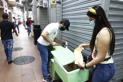 Los esposos Alexander Colmenares y Andreína Méndez venden empanadas y arepas en la Bahía. Indican que a Ecuador vinieron a trabajar.
