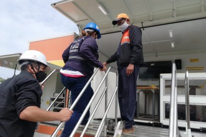 Técnicos del Servicio Nacional de Gestión del Riesgo reciben a los lugareños en los vehículos de simulación de terremotos.