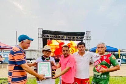 El entrenador Richard Arias fue homenajeado por sus amigos y expupilos.