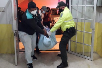 Familiares y vecinos ayudaron a trasladar a las víctimas al hospital, pero llegaron sin signos vitales.