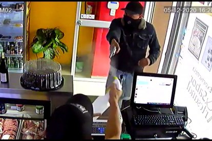 El asaltante los amenazó con un revólver artesanal, aunque no lo detonó.