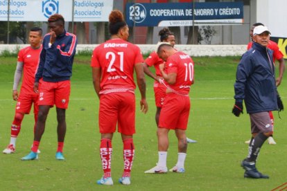 José Villafuerte (d), gloria de El Nacional, dirigió el último entrenamiento de los militares previo al duelo ante Aucas.