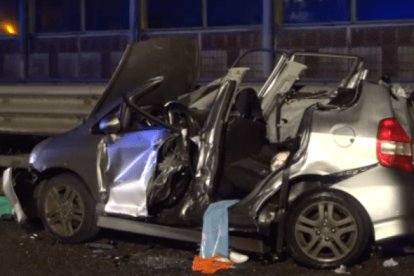 El auto en que viajaba la familia ecuatoriana quedó totalmente destrozado.