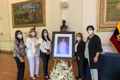 Integrantes del Cepam junto a Petita y su familia, luego de las disculpas del Estado.