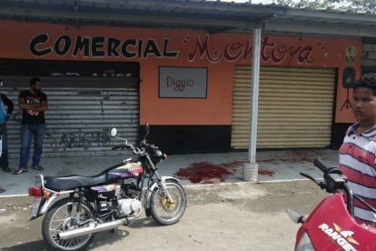 La policía llegó al sitio para iniciar las investigaciones en torno al atentado.