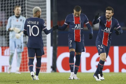 Kylian Mbappe (7) celebra su gol con Neymar (10).