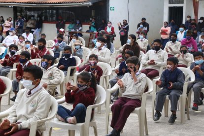 Un centenar de niños recibió el dispositivo electrónico.