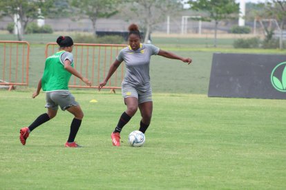 Karla Muela tiene 25 años y es delantera amarilla.