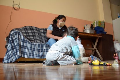 El niño ha recuperado un poco su movilidad con las terapias físicas diarias, pero necesita insumos médicos debido a su delicada salud.