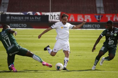 El planteamiento defensivo de La Capira no pudo ser descifrado por los albos que cedieron puntos en casa.