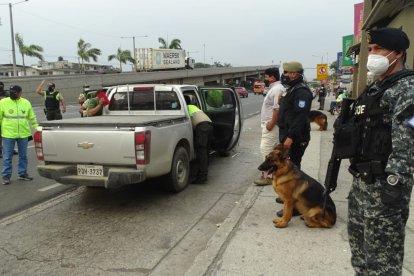 La policía realiza patrullajes y controles en distintos sectores de Guayaquil, para contrarrestar al hampa que aumenta en diciembre.