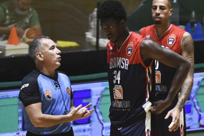 Bryan Carabalí el gigante ecuatorianos que actúa en Argentina.