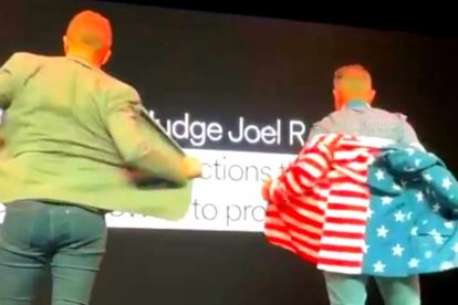 Los pastores evangélicos, justificando su neuva razón social con un baile de streip tease de al menos 30 segundos.