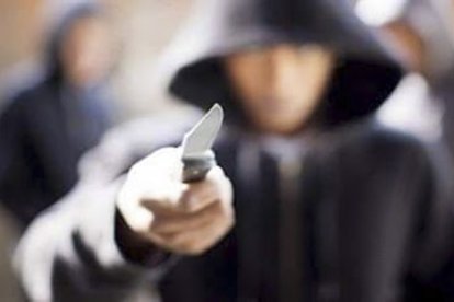 Dos sujetos en moto atacan a una joven en un vehículo.