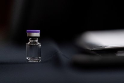 Washington (United States), 10/12/2020.- An example of the Pfizer COVID-19 vaccine vial is visible on a desk before a Senate Transportation subcommittee hybrid hearing on transporting ?a coronavirus vaccine on Capitol Hill in Washington, DC, USA, 10 December 2020. (Estados Unidos) EFE/EPA/ANDREW HARNIK / POOL Pool Image
