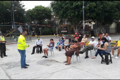 Policías comunitarios dan charlas a los moradores del sur de Guayaquil, encaminadas a una mejor convivencia en los hogares y entre vecinos.