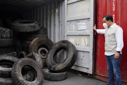 Un funcionario del Ministerio de Ambiente muestra un depósito de neumáticos usados en las islas.