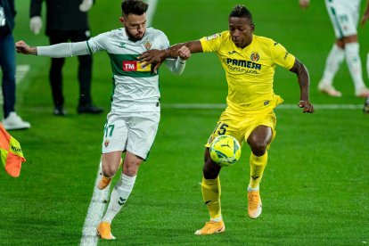 El defensa ecuatoriano Pervis Estupiñán se destaca como defensa del Villarreal.