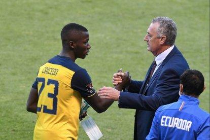 Moisés Caicedo (i) debutó en la selección mayor de Ecuador, gracias al argentino Gustavo Alfaro.