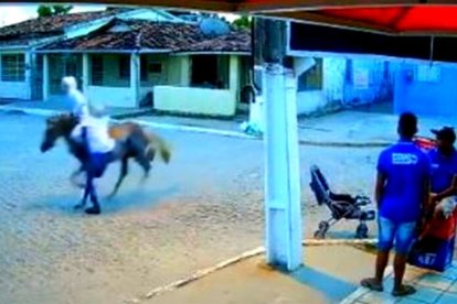 Una cámara de seguridad grabó el asalto hecho por dos ladrones que llegaron a caballo.