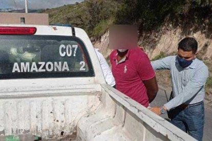 Momentos en que el exjugador era detenido por la policía.