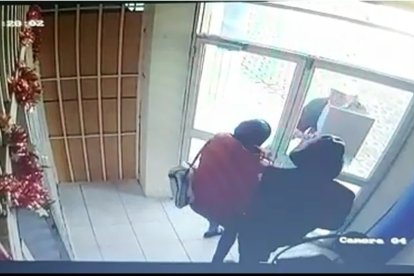 Momentos en que uno de los lugareños trata de encerrar a los sujetos.