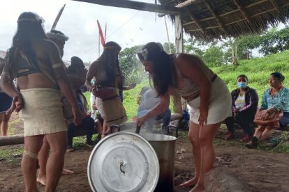 1. Mujeres waorani demostraron cómo elaboran una bebida que consumen diariamente y que les da energía.