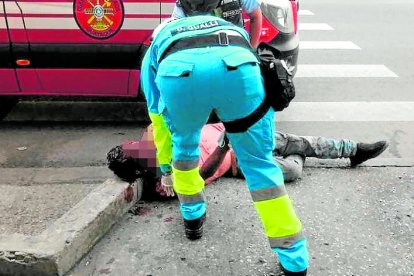 Paramédicos brindaron atención a una de las víctimas, en las calles Quito y Alcedo.