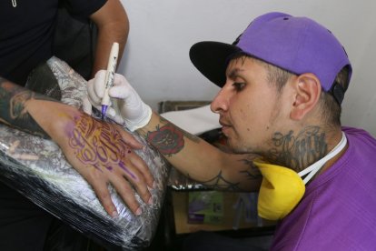 Marvin trabaja seis años como tatuador. Domina todas las técnicas, pero su favorita es el Freehand.