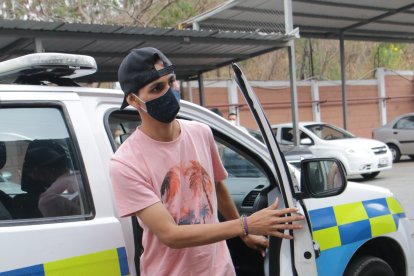 El joven recorrió la ciudad en un patrullero.

FECHA : 09/11/2020 

Agencia (ag-extra)