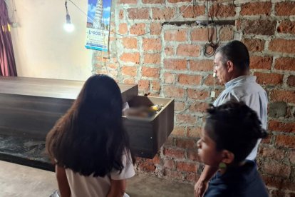 En un cofre donado por las autoridades municipales sepultaron a la madre de familia.