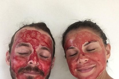 Esta pareja experimentó con las mascarillas de sangre menstrual.