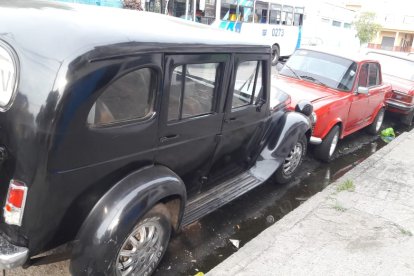 Un Ford de 1934, entre los autos que se exiben en un barrio del Suburbio Oeste de Guayaquil.