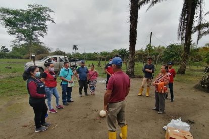 a familia recibió Ayuda de los bomberos y la Cruz Roja.