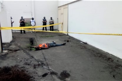 El hombre habría caído de un poste tras tocar unos cables de alta tensión.