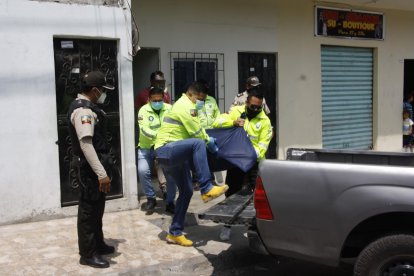 Después de dos horas de revisión, los agentes bajaron el cuerpo.