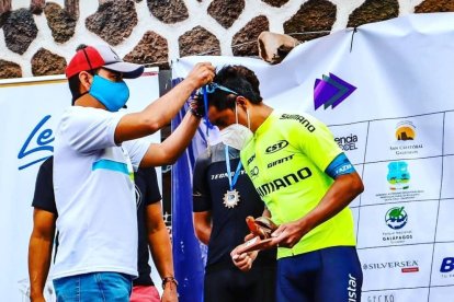 Jorge Montenegro, líder del Movistar Team Ecuador, durante la premiación como campeón de la prueba en Galápagos.