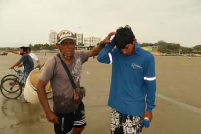 Uno de los pescadores muestra cómo fue golpeado por los asaltantes.