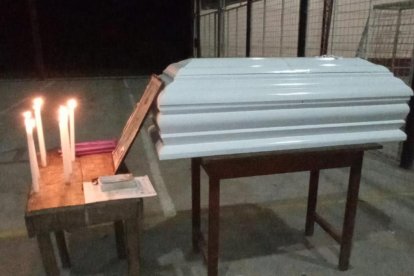 En este pequeño féretro  despidieron a la niña que fue asesinada por su padrastro, en Macas.