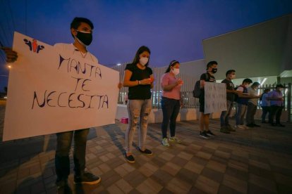 Ciudadanos se acercaron hasta la casa de salud donde fue ingresado el alcalde.