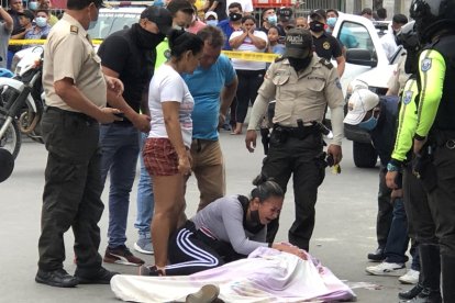 Stefanía Jarrín llegó a abrazar el cuerpo de su marido que estaba cubierto con una cortina de baño.