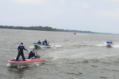 Familiares buscan a Nolberto Lucas Santos, quien desapareció en el agua.