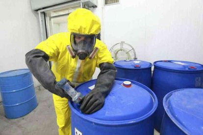 Las sustancias químicas peligrosas hay que saber manejarlas porque pueden causarte daño a tí y al ecosistema.