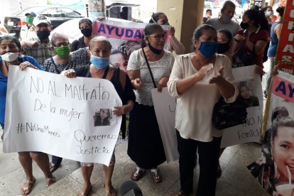 Familiares de la victima acudieron a la Unidad Judicial con carteles para pedir justicia.
