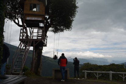 En Baños ofertan turismo de aventura y deportes extremos. También el religioso, por la devoción a la Virgen del Rosario de Agua Santa.